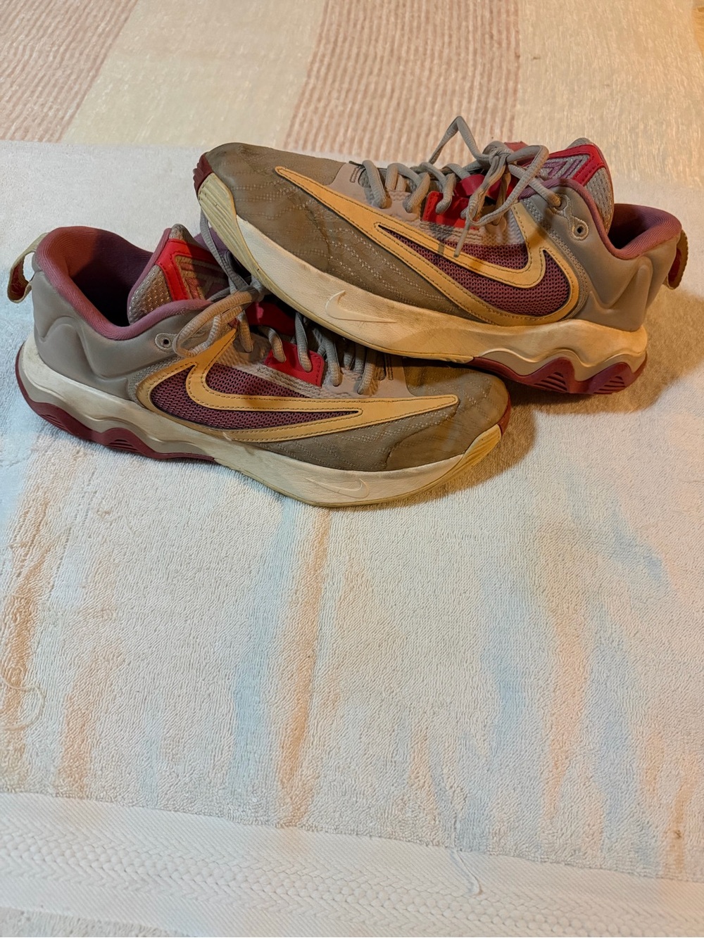 Nike Men's Sneakers - Giannis immortality 3 Beige, Burgundy & Gold Accents